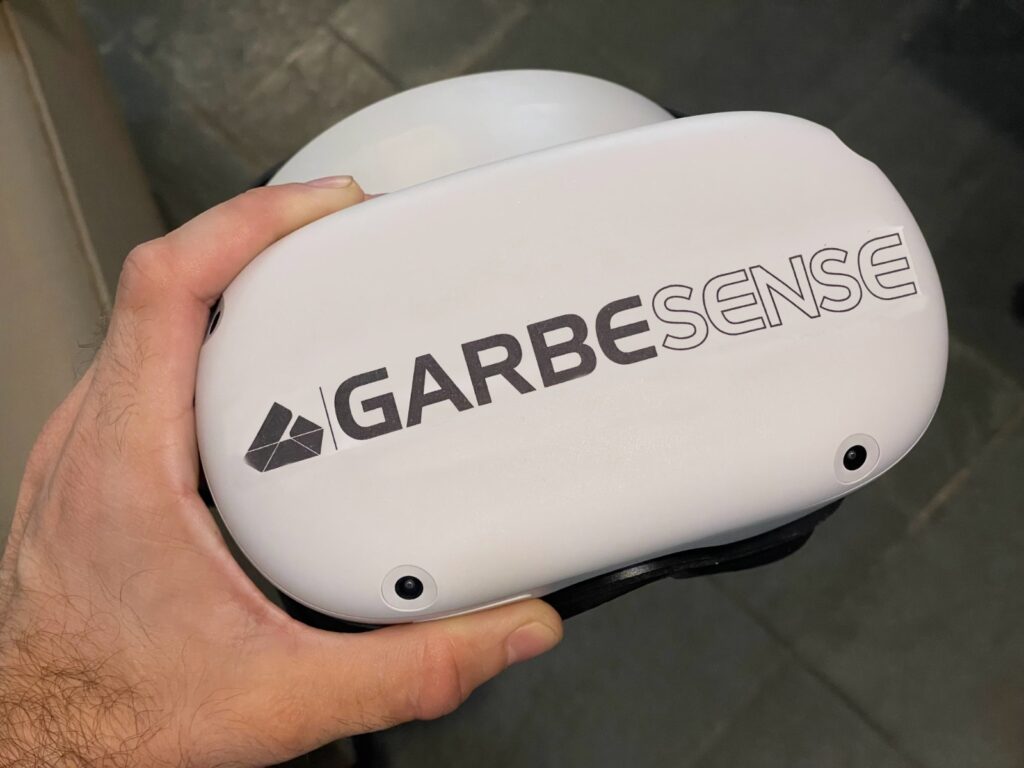 Aparelho de realidade virtual GarbeSense, utilizado para ter uma experiência imersiva dentro de ambientes em que foi realizado o tratamento acústico.