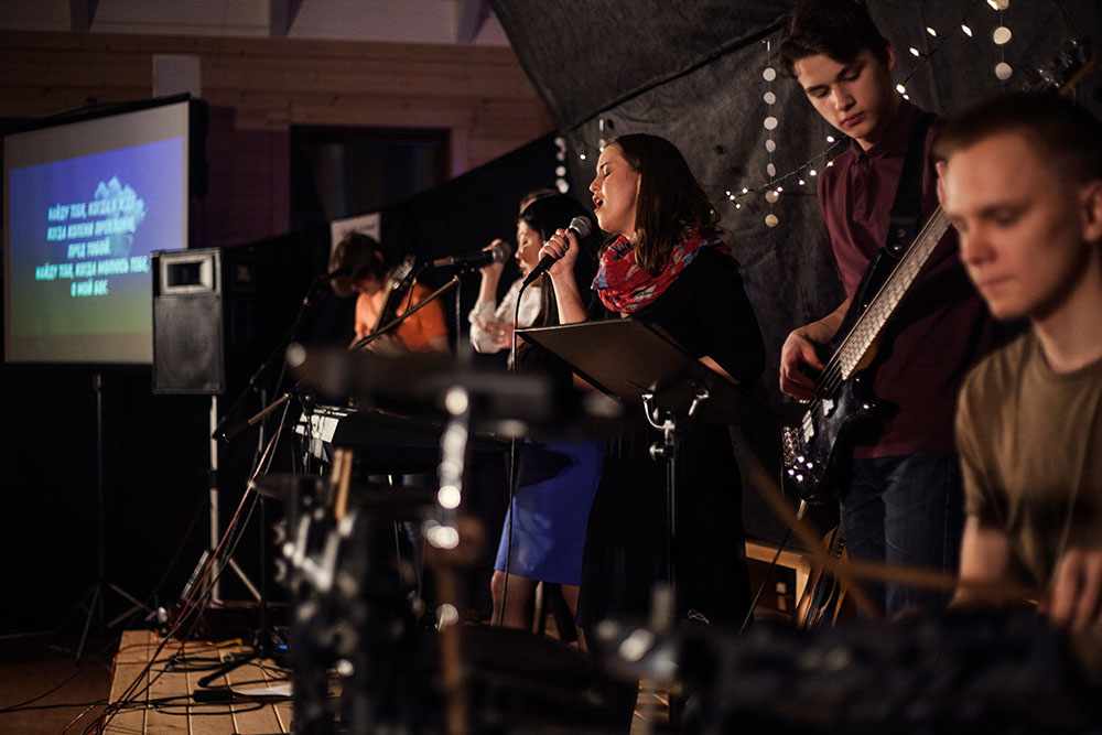 Banda de igreja se apresentando durante a celebração