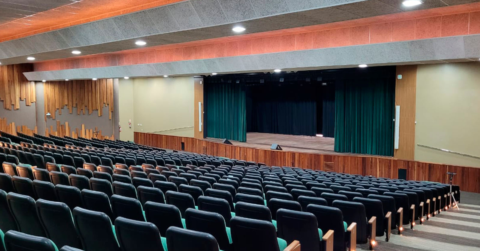 Interior de um auditório com forro modular Forrofort