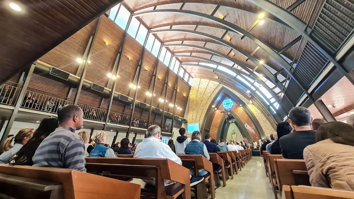 Interior de uma igreja católica com tratamento acústico durante a missa
