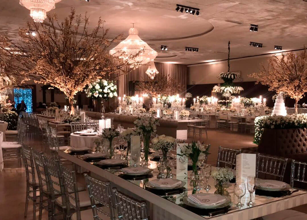 Salão de festa decorado para um casamento com forro acústico