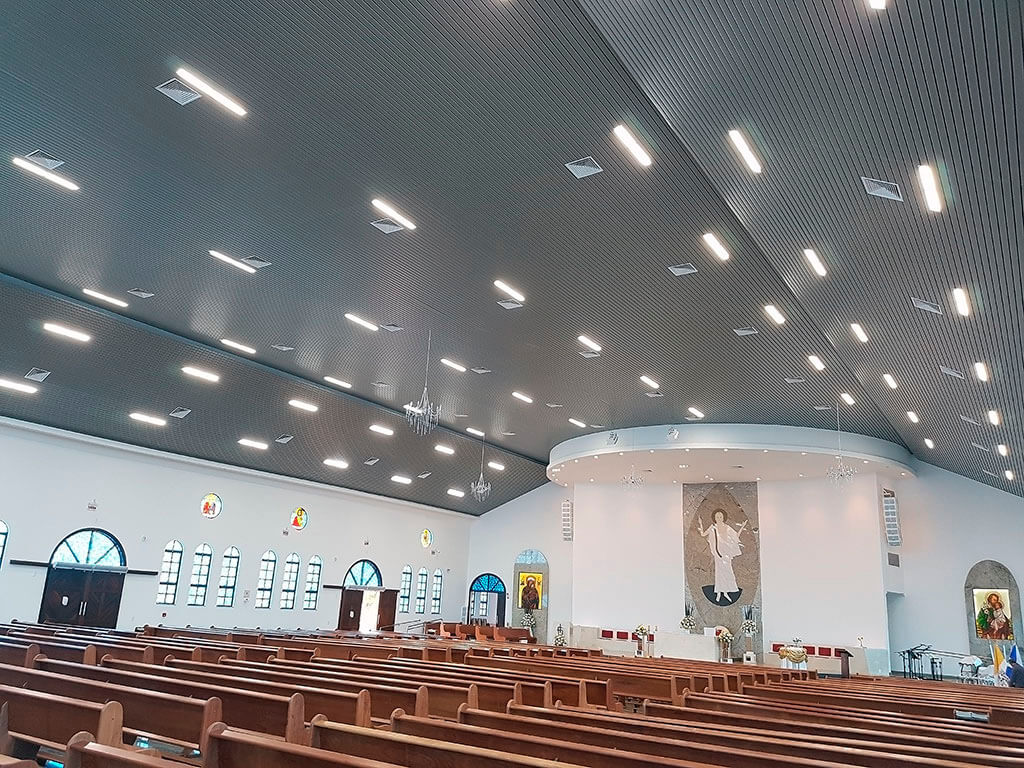 Interior de uma igreja católica com forro acústico