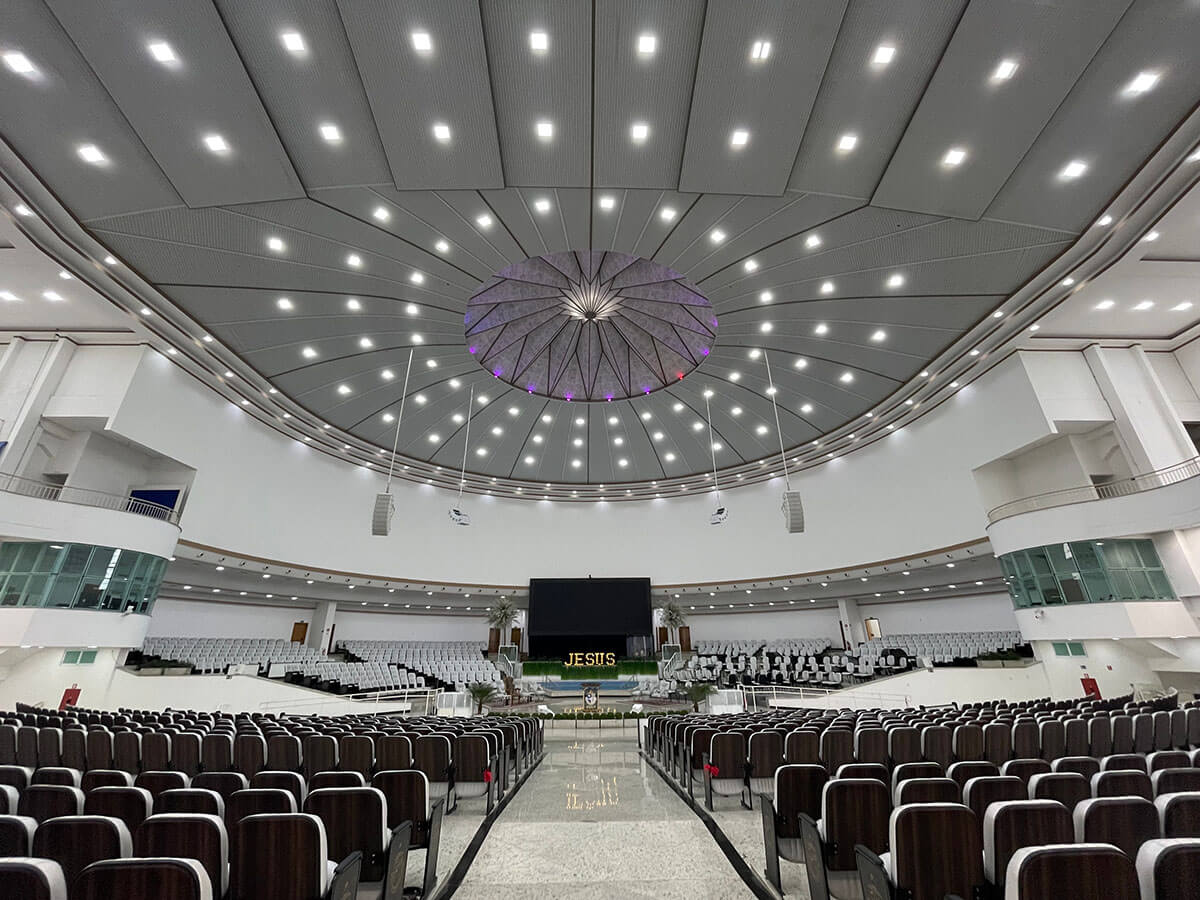 Interior de uma igreja evangélica com tratamento acústico