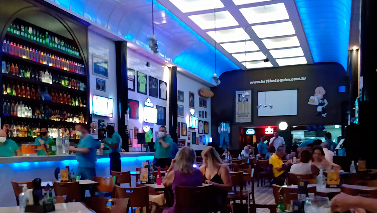 Interior de um restaurante bar com forro acústico