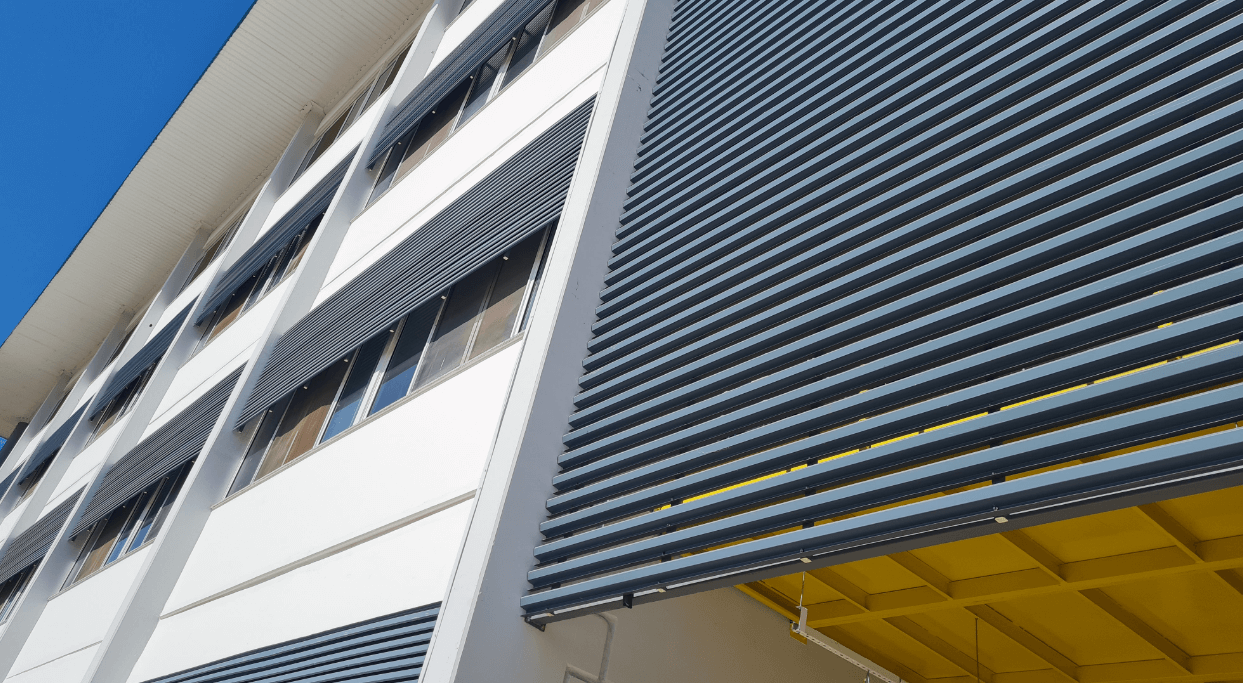 O Brise GMF é a escolha certa para a Universidade Federal Fronteira Sul (UFFS) em Chapecó/SC, quando se trata de proteção solar e estética arquitetônica. Com seu formato linear e moderno, esse sistema controla a incidência solar, evitando o superaquecimento dos ambientes internos da universidade. Além disso, o Brise GMF proporciona um visual sofisticado e contemporâneo às fachadas, contribuindo para a valorização estética dos prédios da UFFS.
