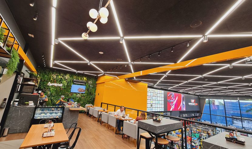 Interior da Varejocar, um ambiente comercial com café e forros acústicos da Garbe