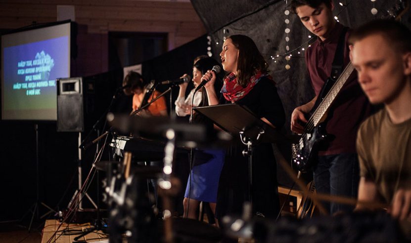 Banda de igreja se apresentando durante a celebração