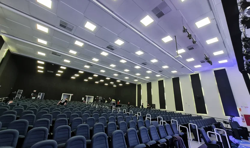 Teatro com revestimento acústico no teto e nas paredes do palco