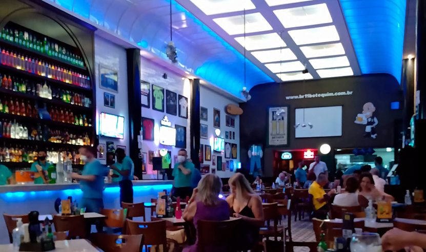 Interior de um restaurante bar com forro acústico