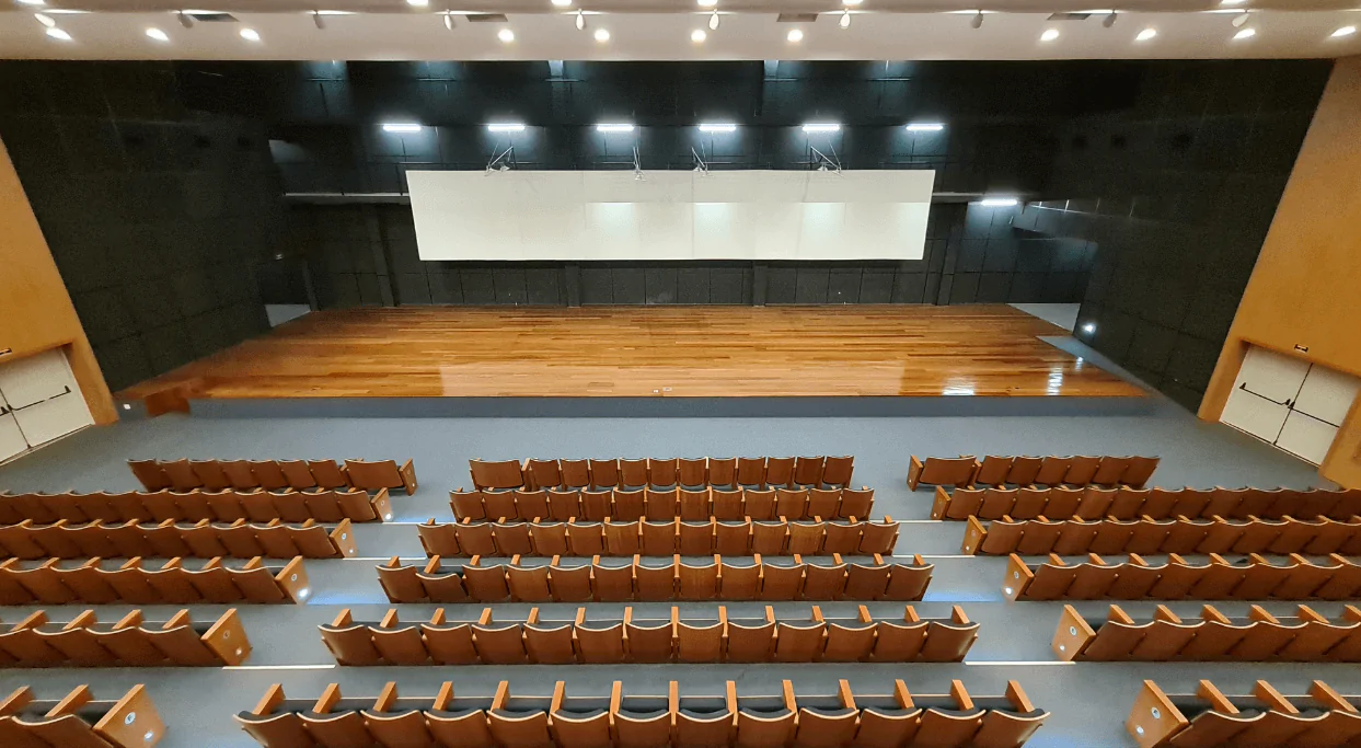 A aplicação do revestimento de parede Fibracitex no auditório da USP, em São Paulo, trouxe benefícios significativos para a acústica do ambiente. O Fibracitex é conhecido por sua capacidade excepcional de absorção acústica, tornando o espaço mais tranquilo e propício ao bem-estar dos ouvintes. Além disso, o material é resistente ao fogo e possui propriedades térmicas, contribuindo para a segurança e o conforto térmico no auditório. Com modulações e espessuras variadas, o Fibracitex permite uma ampla personalização de acordo com as especificações do projeto. Sua estética moderna e sofisticada complementa o design do ambiente, proporcionando um visual harmonioso.