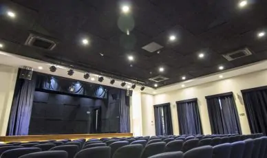 No Auditório Lar Sírio, foi realizado um tratamento acústico de excelência, utilizando o forrofort estrutural para garantir um isolamento acústico eficiente. Com sua capacidade de absorção sonora, o ambiente se tornou ainda mais propício para eventos e apresentações, proporcionando uma experiência auditiva excepcional.