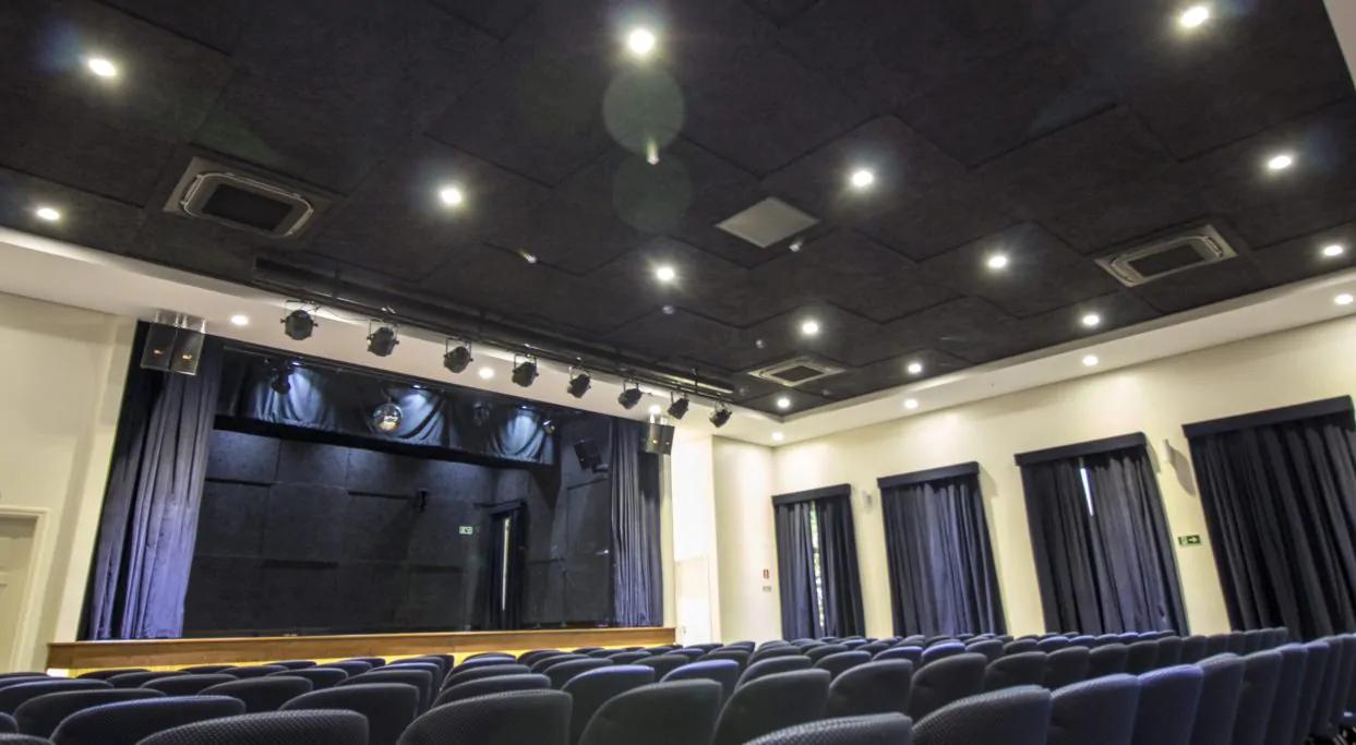 No Auditório Lar Sírio, foi realizado um tratamento acústico de excelência, utilizando o forrofort estrutural para garantir um isolamento acústico eficiente. Com sua capacidade de absorção sonora, o ambiente se tornou ainda mais propício para eventos e apresentações, proporcionando uma experiência auditiva excepcional.