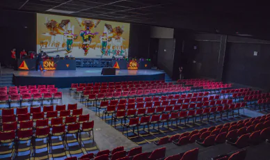 A aplicação do revestimento de parede Fibracitex no auditório da On e-Stadium em São Paulo é uma escolha inteligente para garantir um ambiente acusticamente agradável. Com sua composição especial de fibra de madeira mineralizada, o Fibracitex é altamente resistente e durável. Além de sua excelente absorção acústica, o revestimento é incombustível e térmico, proporcionando segurança e conforto térmico para os frequentadores do auditório. Com diferentes modulações e espessuras disponíveis, o Fibracitex oferece flexibilidade de instalação, adaptando-se às necessidades específicas do projeto. Seu design moderno e sofisticado complementa a estética do ambiente, tornando-o a escolha ideal para engenheiros e arquitetos que buscam qualidade, durabilidade e eficiência acústica.