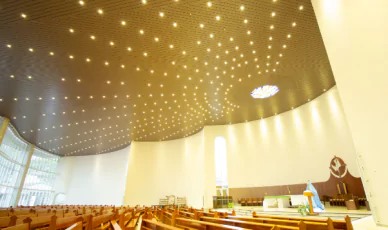 A maquete eletrônica da Catedral Nossa Senhora do Belém em Guarapuava-PR proporcionou uma representação fiel da instalação do Metalfort. Agora, ao comparar a maquete com o resultado final, é evidente o quão realista e impressionante ficou a aplicação do Metalfort na fachada da catedral. Os detalhes minuciosos, desde a textura amadeirada até os tons e nuances, foram reproduzidos com precisão, criando uma imagem que reflete com perfeição a beleza e o requinte do revestimento de alumínio. Uma transformação verdadeiramente notável.