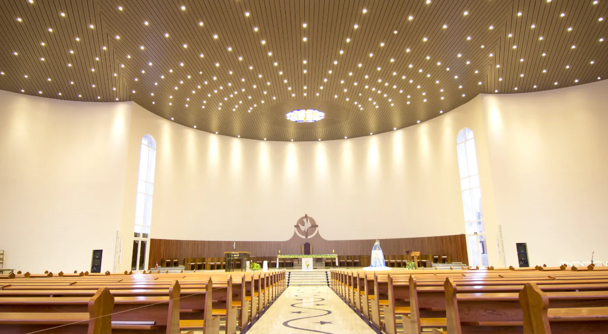 A Catedral Nossa Senhora do Belém é um local de adoração imponente e respeitado, conhecido por sua arquitetura grandiosa. Com a adição do Metalfort, a igreja conseguiu manter sua estética tradicional enquanto incorporava elementos modernos. O forro de alumínio reflete a luz de maneira sutil e elegante, complementando a beleza do interior da catedral.