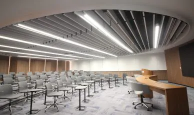 A FIESC, em Florianópolis/SC, está priorizando o tratamento acústico e a instalação de materiais de alta qualidade, como o Fibracitex. A renomada empresa Garbe está responsável pela execução desse projeto, garantindo ambientes mais confortáveis e acusticamente adequados.