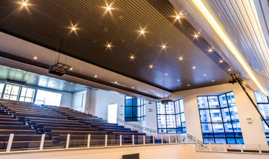 A instalação do Forro Metalfort na I.E.A.D é um exemplo notável de como o foco na acústica pode transformar um espaço religioso. Com a melhoria na qualidade sonora, a igreja agora oferece uma experiência de adoração mais rica e mais envolvente para seus frequentadores.