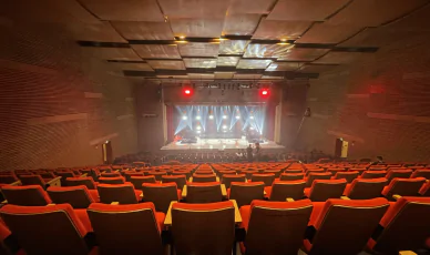 O revestimento de parede Fibracitex é a escolha ideal para o renomado Teatro Oficina do Estudante em São Paulo, quando se trata de melhorar a qualidade acústica do ambiente. Com sua composição especial de fibra de madeira mineralizada, o Fibracitex oferece resistência excepcional e longa durabilidade. A absorção acústica aprimorada do Fibracitex cria um ambiente silencioso e confortável, eliminando ruídos indesejados e proporcionando uma experiência sonora imersiva para o público. Além disso, o Fibracitex é incombustível e térmico, garantindo segurança e conforto térmico para artistas e frequentadores do teatro. Com diferentes opções de modulações e espessuras, o Fibracitex permite uma personalização perfeita para se adequar à estética e às necessidades específicas do Teatro Oficina do Estudante.