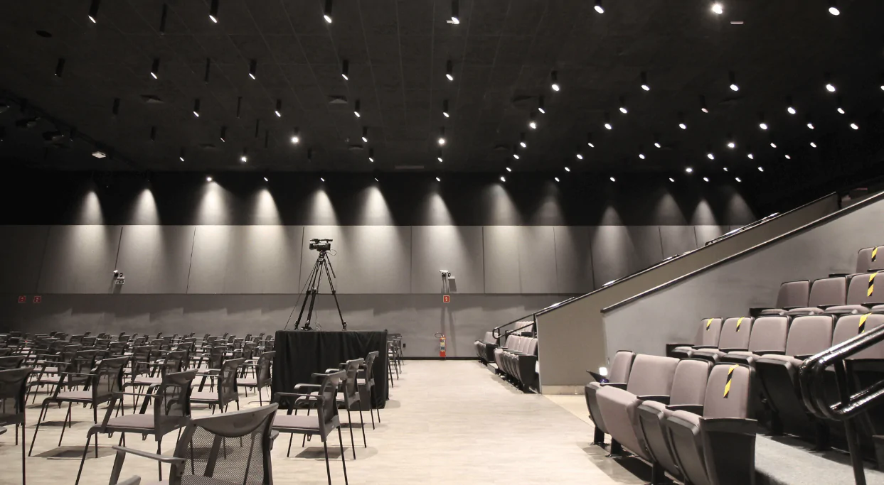 Forrofort Acustic na cor preta proporciona alta absorção sonora e isolamento acústico, garantindo um ambiente de qualidade para todos os fiéis. Além disso, sua incombustibilidade, propriedades térmicas e resistência à água asseguram durabilidade e segurança