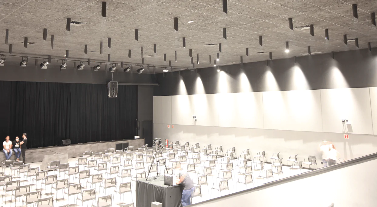 Forrofort Acustic na cor preta proporciona alta absorção sonora e isolamento acústico, garantindo um ambiente de qualidade para todos os fiéis. Além disso, sua incombustibilidade, propriedades térmicas e resistência à água asseguram durabilidade e segurança.