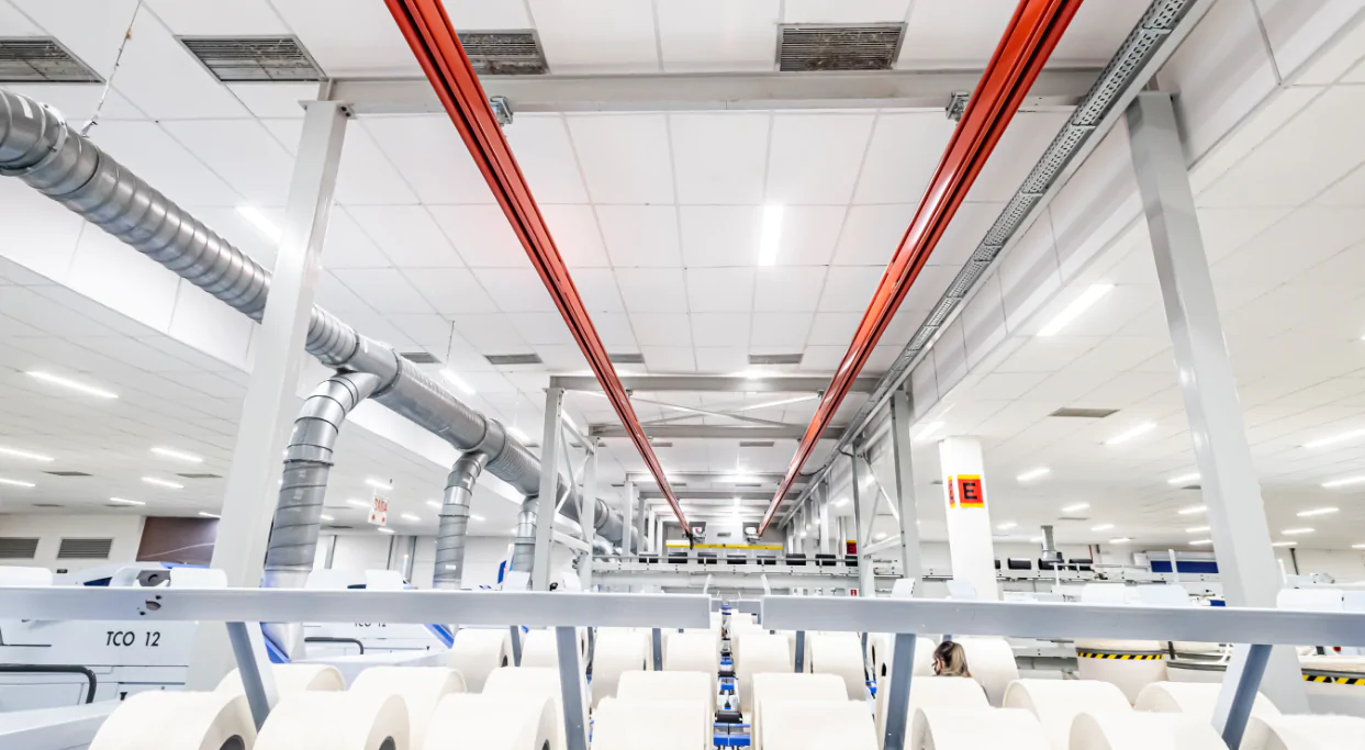 A Garbe, especialista em soluções acústicas, teve a honra de colaborar com a indústria Kyly, localizada em Pomerode/SC, implementando medidas eficazes de isolamento acústico para otimizar o ambiente industrial. Entendemos que o controle acústico é fundamental para manter um ambiente de trabalho saudável e produtivo. Ruídos excessivos podem causar distrações, estresse e até problemas de saúde a longo prazo. Portanto, nossa missão era criar um ambiente acusticamente equilibrado, onde o bem-estar dos trabalhadores fosse a prioridade.
