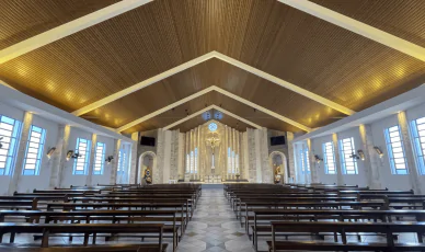 A Paróquia Nossa Senhora Aparecida, localizada em São José/SC, buscou no Metalfort Amadeirado a solução ideal para aprimorar a acústica de sua igreja. Esse painel metálico de alumínio foi especialmente desenvolvido para proporcionar uma melhora expressiva na inteligibilidade da fala, essencial em ambientes onde a palavra falada tem grande importância, como as igrejas. Além de suas propriedades acústicas, o Metalfort Amadeirado apresenta um design moderno que reproduz a estética da madeira, combinando harmoniosamente com a atmosfera religiosa. Com sua durabilidade, resistência ao fogo, imunidade a pragas e características térmicas, o Metalfort Amadeirado oferece uma solução completa e eficiente para a Paróquia Nossa Senhora Aparecida, proporcionando um ambiente acusticamente agradável e esteticamente atraente.