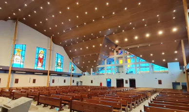 A Paróquia Nossa Senhora Auxiliadora em Amambaí-MS se beneficiou enormemente com a instalação do Forro Metalfort amadeirado, que proporcionou uma melhora acústica surpreendente. Esse painel metálico de alumínio possui uma propriedade única de melhorar de forma expressiva a inteligibilidade da fala, o que é particularmente vantajoso para ambientes que enfatizam a palavra falada, como igrejas. Desenvolvido com o intuito de proporcionar qualidade e bem-estar aos ambientes e seus usuários, o Metalfort amadeirado oferece uma variedade de opções de paginação e fabricação, permitindo que profissionais de arquitetura e engenharia encontrem soluções técnicas eficientes para atender às necessidades específicas. Além de suas características acústicas, o Metalfort amadeirado possui um design moderno que se equipara à estética da madeira, agregando durabilidade, incombustibilidade, imunidade a pragas, propriedades térmicas e uma atmosfera harmoniosa à Paróquia Nossa Senhora Auxiliadora.