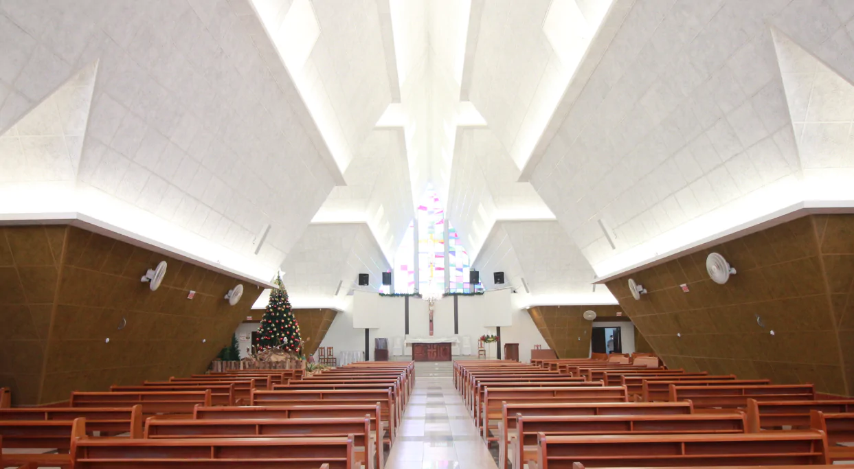 Transforme a experiência acústica na Paróquia Nossa Senhora da Salete com o Forrofort Acustic da Garbe! Com sua instalação nas paredes deste espaço sagrado em Criciúma/SC, a paróquia recebeu uma solução de revestimento que une beleza estética e alta performance acústica. A arquitetura rebuscada da paróquia harmonizou perfeitamente com o Forrofort Acustic, em cores branca e invernizado, proporcionando um ambiente visualmente impactante e acusticamente agradável. Os fiéis poderão desfrutar de celebrações com uma qualidade sonora superior, graças às propriedades de absorção acústica excepcionais desse material. O Forrofort Acustic, fabricado com fibra de madeira mineralizada, é reconhecido por sua resistência e durabilidade, garantindo que o ambiente permaneça em excelentes condições ao longo do tempo. Sua incombustibilidade e propriedades térmicas oferecem não apenas segurança, mas também conforto para os frequentadores da paróquia. Além disso, o Forrofort Acustic contribui para o isolamento acústico, criando um espaço propício à concentração e ao recolhimento espiritual. Sua capacidade de personalização permite que você escolha entre uma variedade de opções de forros e revestimentos, adaptando-se perfeitamente ao estilo e design desejados. Confie na Garbe para fornecer a excelência em acústica que sua paróquia merece. Com o Forrofort Acustic, você terá um ambiente que une estética, funcionalidade e uma experiência sonora imersiva para suas celebrações religiosas.