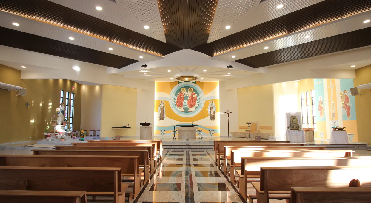 A Paróquia Nossa Senhora das Vitórias, em Curitiba/PR, escolheu o Metalfort para aprimorar tanto a estética quanto a acústica do ambiente. Esse painel metálico de alumínio foi especialmente projetado para melhorar de forma expressiva a inteligibilidade da fala, algo de extrema importância em ambientes que valorizam a palavra falada, como as igrejas. Com sua versatilidade de paginação e fabricação, o Metalfort oferece soluções técnicas eficientes que atendem às exigências acústicas específicas da Paróquia Nossa Senhora das Vitórias. Além de sua função acústica, o Metalfort apresenta um design moderno que se assemelha à estética da madeira, adicionando durabilidade, incombustibilidade, imunidade a pragas e propriedades térmicas ao espaço da igreja. Com o Metalfort, a Paróquia Nossa Senhora das Vitórias pode desfrutar de um ambiente harmonioso, onde a palavra falada é claramente compreendida e apreciada pelos fiéis.