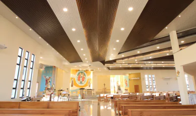 Na Paróquia Nossa Senhora das Vitórias, em Curitiba/PR, o Metalfort foi escolhido para aprimorar tanto a estética quanto a acústica do ambiente. Esse revestimento metálico de alumínio foi especialmente projetado para elevar de forma expressiva a inteligibilidade da fala, o que é essencial em espaços que valorizam a palavra falada, como as igrejas. Com sua ampla variedade de opções de paginação e fabricação, o Metalfort oferece soluções técnicas eficientes para atender às necessidades acústicas específicas da Paróquia Nossa Senhora das Vitórias. Além de sua função acústica, o Metalfort apresenta um design moderno e sofisticado, projetado para se assemelhar à beleza natural da madeira. Com sua durabilidade, resistência ao fogo, imunidade a pragas e propriedades térmicas, o Metalfort oferece um ambiente harmonioso e acusticamente agradável para os frequentadores da igreja.