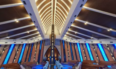 A instalação do Forro Metalfort na Paróquia Nossa Senhora de Fátima, em Campo Verde, foi um marco significativo na melhoria da experiência acústica da igreja. O painel metálico de alumínio de alta qualidade não só aprimorou a clareza da palavra e harmonia da música, mas também se integrou perfeitamente ao design arquitetônico do local.