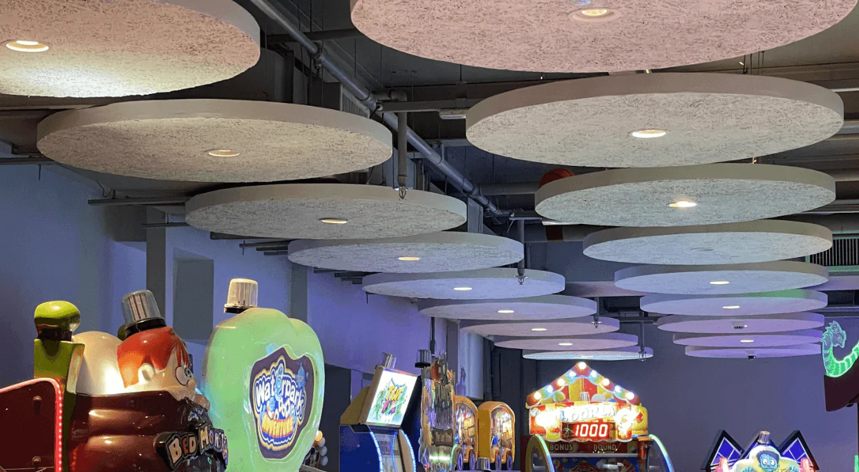 A Playland em São Paulo escolheu as Nuvens Acústicas Forrofort para garantir um ambiente acusticamente agradável e esteticamente encantador. Essas nuvens, feitas de fibra de madeira mineralizada, possuem uma excelente capacidade de absorção acústica, contribuindo para a redução de ruídos indesejados e proporcionando uma experiência sonora mais agradável para os frequentadores. Além disso, as Nuvens Acústicas Forrofort são incombustíveis, térmicas e oferecem isolamento acústico, garantindo a segurança e o conforto térmico dos espaços da Playland. Com uma ampla variedade de opções em termos de formas, tamanhos e cores, é possível criar um visual personalizado que se integra perfeitamente ao design do ambiente. A Garbe, renomada empresa especializada em forros e revestimentos acústicos, garante a qualidade excepcional de seus produtos, oferecendo uma garantia de 10 anos. Com a Garbe, a Playland tem a certeza de contar com soluções acústicas personalizadas e de alta qualidade que superam todas as expectativas.