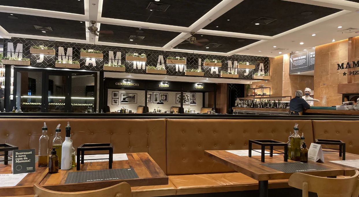 Situado em Campinas/SP, o Restaurante Mamma Jamma sempre se destacou pela dedicação em proporcionar a melhor experiência aos seus clientes. Recentemente, o restaurante decidiu ir além ao escolher o Forrofort para a instalação em seu espaço, demonstrando uma preocupação especial com os detalhes e o desejo de criar um ambiente excepcionalmente acolhedor e agradável. O Forrofort, conhecido por sua resistência e estética atraente, acrescentou um toque de elegância e sofisticação ao ambiente do Restaurante Mamma Jamma. Fabricado com fibra de madeira mineralizada, esse material oferece uma durabilidade excepcional, assegurando que o ambiente do restaurante permaneça atraente ao longo do tempo. Além de sua aparência agradável, o Forrofort possui excelentes propriedades acústicas, o que é de suma importância em um restaurante. A redução significativa dos níveis de ruído proporcionada pelo Forrofort cria um ambiente mais tranquilo e relaxante para os clientes desfrutarem de suas refeições e momentos de convívio.