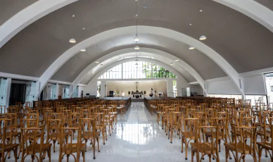 A escolha de materiais acústicos adequados para ambientes como igrejas e templos religiosos é fundamental para garantir a compreensão da palavra falada e a qualidade da música. Nesses locais, onde a comunicação oral é o principal meio de interação, a acústica pode ser um fator crítico para o sucesso das atividades. O Forro Metalfort é uma excelente opção para forros acústicos nesses ambientes, sendo um painel metálico de alumínio que proporciona qualidade e bem-estar aos usuários. Com suas características de absorção acústica, o Metalfort ajuda a diminuir o ruído e aumentar a nitidez da palavra falada, além de possuir um bom isolamento acústico, incombustibilidade e resistência à água. A opção de microperfuração nas lâminas de alumínio é ainda melhor para absorção acústica, com a camada de lã de vidro no verso aumentando suas propriedades acústicas. Investir em forros acústicos como o Forro Metalfort é uma ótima maneira de garantir ambientes confortáveis e adequados para comunicação oral e atividades musicais em igrejas e templos religiosos. Utilize as palavras-chave importantes como absorção acústica e isolamento acústico para ranqueamento orgânico e destaque os benefícios do investimento em materiais acústicos para arquitetos e engenheiros. Por fim, faça com que todos se sintam confortáveis e possam desfrutar de um ambiente acolhedor para suas atividades religiosas. A compreensão clara da palavra falada é essencial em ambientes sagrados, pois é a forma Quer elevar a experiência acústica em igrejas e templos? A escolha do material acústico certo é o segredo para garantir a clareza da palavra e a harmonia da música. O Forro Metalfort, um painel metálico de alumínio de alta qualidade, se destaca como a escolha perfeita. Com o Forro Metalfort, você não apenas reduz o ruído, mas também aumenta a nitidez da palavra falada, criando um ambiente onde cada nota e palavra são apreciadas em sua plenitude. Além disso, o Metalfort é incombustível e resistente à água, garantindo segurança e durabilidade. E tem mais! Nossas lâminas de alumínio possuem a opção de microperfuração, que quando combinadas com uma camada de lã de vidro no verso, potencializam ainda mais a absorção acústica. Isso significa uma melhoria significativa na qualidade sonora dos seus espaços. Investir no Forro Metalfort é investir em conforto acústico, proporcionando momentos de reflexão, adoração e celebração ainda mais intensos. Transforme a experiência acústica das suas igrejas e templos com o Forro Metalfort.m