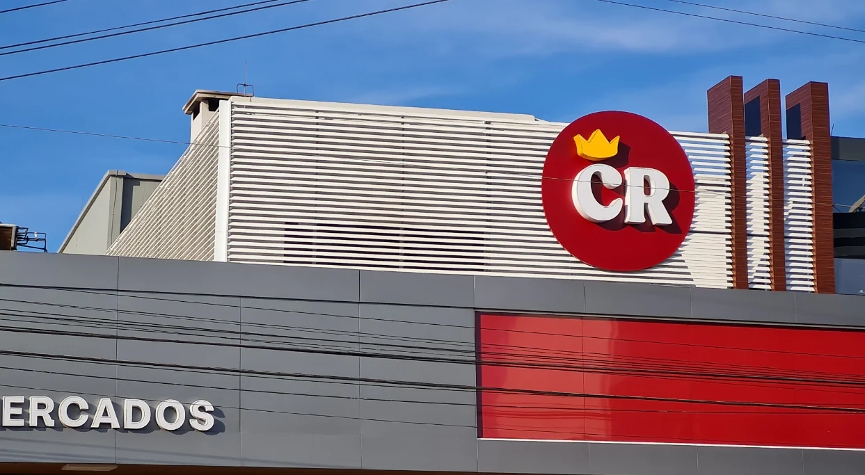 O Brise GMF da Garbe é a solução perfeita para a instalação no Supermercado Cristo Rei em Chapecó. Esse sistema de proteção solar em alumínio apresenta uma geometria linear de 45° ou 60°, proporcionando um visual moderno e elegante às fachadas. O Brise GMF é especialmente projetado para controlar a incidência solar nos ambientes, otimizando a iluminação natural e regulando a entrada de calor. Essa combinação harmoniosa entre conforto térmico e estética arquitetônica faz do Brise GMF a escolha ideal para supermercados e diversos outros tipos de edificações. Conte com a Garbe para garantir a qualidade na instalação do Brise GMF, oferecendo um resultado impecável que atenda às necessidades específicas do Supermercado Cristo Rei em Chapecó.