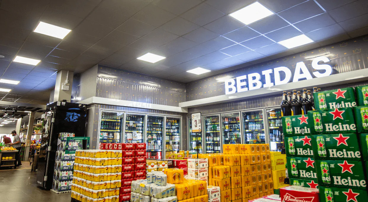 Os supermercados exigem soluções acústicas de alto desempenho, e é aí que o Forrofort Acustic, desenvolvido pela Garbe, se destaca. Feito com fibra de madeira mineralizada, esse material inovador oferece uma resistência excepcional e durabilidade incomparável para forros e revestimentos acústicos em ambientes comerciais. A absorção acústica excepcional do Forrofort Acustic é uma das características mais notáveis, permitindo uma redução significativa de ruídos indesejados nos corredores e áreas de venda do supermercado. Com esse material, os clientes podem desfrutar de uma experiência de compra agradável, livre de interrupções sonoras incômodas. Além disso, o Forrofort Acustic é incombustível e possui propriedades de isolamento térmico, garantindo a segurança dos clientes e funcionários, bem como proporcionando um ambiente confortável e controlado termicamente dentro do supermercado.