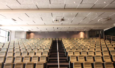 No renomado Teatro Ambipar em Nova Odessa, a aplicação do Forrofort Estrutural é uma escolha estratégica para alcançar um desempenho acústico de alto nível. Esse material, fabricado com fibra de madeira mineralizada, oferece resistência excepcional, aliada a um exclusivo sistema de sobreposição de placas, que aumenta a área de contato e a eficiência do isolamento acústico. O Forrofort Estrutural se destaca pela sua capacidade de absorção acústica, proporcionando um ambiente mais silencioso e confortável. Além disso, é incombustível, térmico e oferece isolamento acústico eficiente. Com o Forrofort Estrutural, é possível reduzir a propagação de ruídos indesejados, garantindo uma experiência sonora imersiva e de alta qualidade para os artistas e o público. A modulação do Forrofort Estrutural é de 1.20x1.20m, com opções de fibra de 1.5mm ou 3mm, e espessuras das placas de 18mm ou 25mm. Essa variedade permite que engenheiros e arquitetos tenham flexibilidade na especificação do projeto, adequando-se às necessidades acústicas específicas do Teatro Ambipar. A empresa responsável pela instalação do Forrofort Estrutural é a Garbe, especializada em forros e revestimentos acústicos. Além de oferecer soluções de alta qualidade, a Garbe valoriza a sustentabilidade em seus processos de fabricação, utilizando energia sustentável e contribuindo para um futuro mais consciente e preservação do meio ambiente. Os forros e revestimentos acústicos da Garbe apresentam características impressionantes, como isolamento acústico excepcional, absorção de ruídos indesejados, incombustibilidade, resistência à água e um design moderno que se adapta a qualquer ambiente. A empresa oferece uma garantia de 10 anos em seus produtos, proporcionando confiança e segurança aos clientes. Confie na Garbe e no Forrofort Estrutural para transformar o Teatro Ambipar em um espaço acusticamente otimizado, onde a arte pode ser apreciada em sua plenitude. Experimente a qualidade excepcional e a personalização dos produtos da Garbe, criando ambientes que combinam desempenho acústico impecável e estética diferenciada.