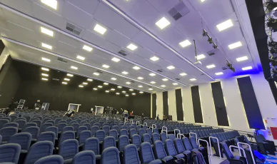 A Unochapecó, localizada em Chapecó/SC, encontrou a solução ideal para melhorar a acústica de seus ambientes com o Forrofort Estrutural. Esse material resistente, feito de fibra de madeira mineralizada, possui um sistema exclusivo de sobreposição de placas, ampliando a área de contato e proporcionando um excelente isolamento acústico. Com ótima absorção acústica, o Forrofort Estrutural garante que o som seja claro e nítido, sem interferências indesejadas. Além de suas propriedades acústicas, o Forrofort Estrutural apresenta outras vantagens significativas. Ele é incombustível, térmico e oferece diversas opções de modulação e espessura, permitindo que os engenheiros e arquitetos personalizem suas especificações de acordo com as necessidades do projeto. Com um compromisso em fornecer qualidade e estética, o Forrofort Estrutural proporciona beleza e design moderno aos ambientes da Unochapecó. A Garbe, empresa especializada em forros e revestimentos acústicos, foi responsável pela aplicação do Forrofort Estrutural na Unochapecó. Além de oferecer soluções acústicas de alta qualidade, a Garbe valoriza a sustentabilidade em seus processos de fabricação, utilizando energia sustentável e contribuindo para um futuro mais consciente e preservação do meio ambiente. Com uma garantia de 10 anos, a Garbe proporciona confiança e segurança aos clientes, superando suas expectativas com soluções acústicas personalizadas e de alta qualidade.