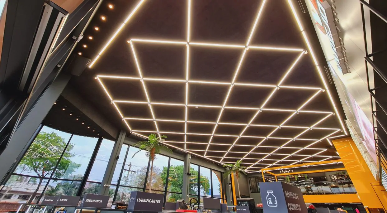 O tratamento acústico na VarejoCar foi cuidadosamente planejado e executado, visando criar um ambiente silencioso e confortável. O isolamento acústico foi aplicado nas paredes, tetos e pisos, garantindo a absorção adequada do som e evitando a propagação de ruídos externos.