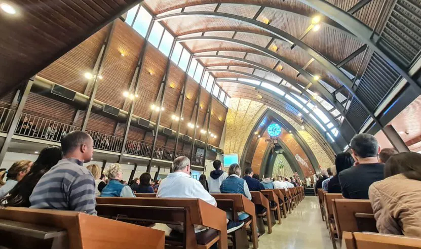 Interior de uma igreja católica com tratamento acústico durante a missa