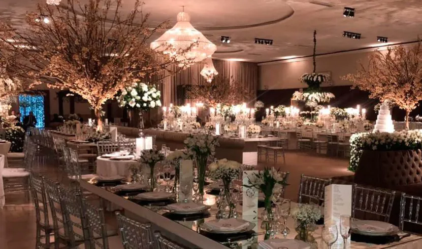 Salão de festa decorado para um casamento com forro acústico