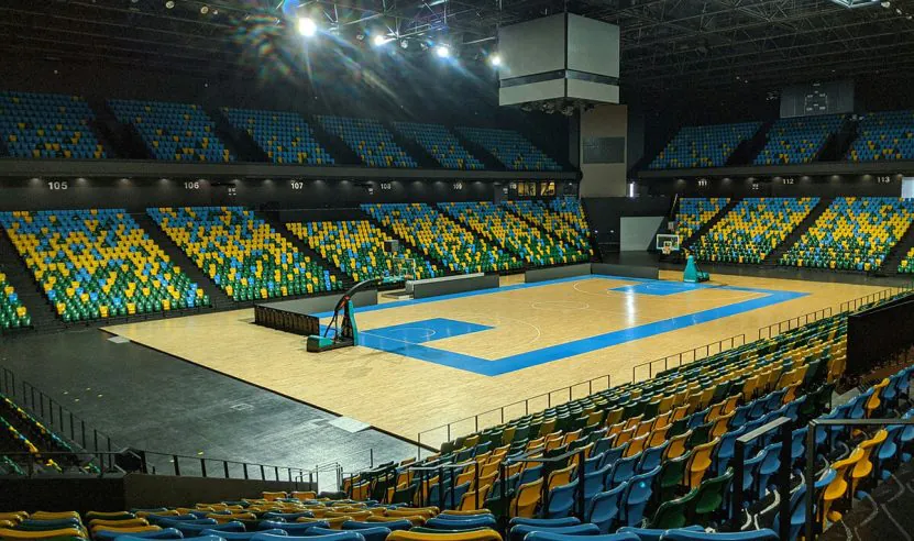 Interior de um ginásio esportivo