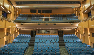 No Teatro Porto, localizado em São Paulo, o revestimento de parede Fibracitex é a escolha perfeita para aprimorar a qualidade acústica do ambiente. Feito de fibra de madeira mineralizada, o Fibracitex é altamente resistente e durável. Sua aplicação contribui para uma excelente absorção acústica, garantindo um espaço mais silencioso e confortável para artistas e público. Além disso, o material é incombustível e térmico, oferecendo segurança e conforto térmico aos ambientes do teatro. Com diferentes opções de modulações e espessuras, o Fibracitex se adapta perfeitamente às necessidades do Teatro Porto. Seu design moderno e sofisticado complementa a estética do teatro, proporcionando um ambiente acolhedor e visualmente agradável.